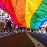Le Valais tire un bilan positif de la lutte qu'il mène contre les discriminations LGBTIQ+. Parmi les mesures, une campagne d'affichage lancée vendredi, dont une vague est prévue lors de la Pride à Martigny, en juillet prochain. (Image d'illustration). KEYSTONE/MARTIAL TREZZINI